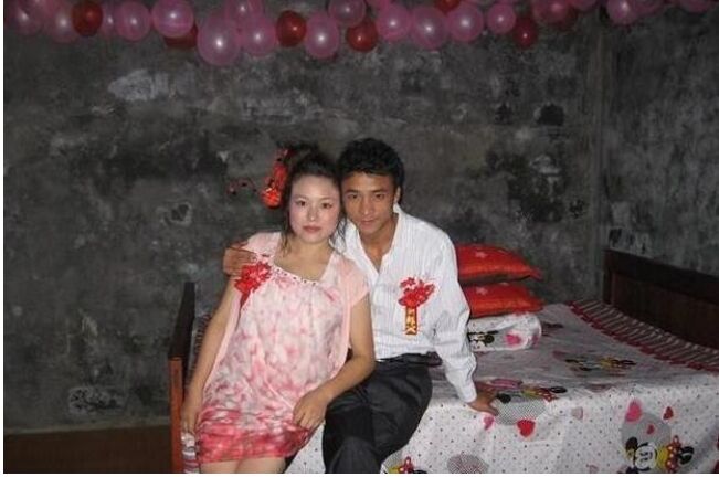 简单的婚礼，睡衣加一张床，就是新娘的结婚家当